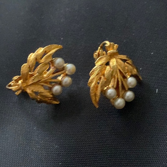 Faux Pearl Gold Tone Clip earrings - Picture 1 of 3